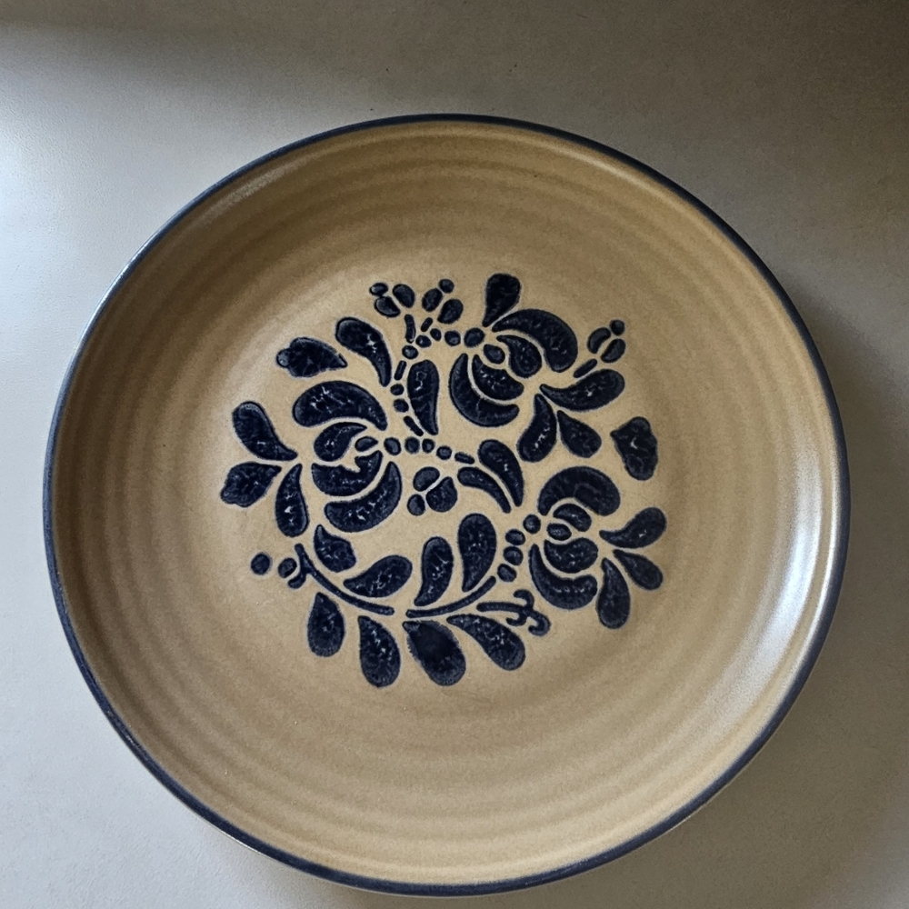 7 Pfaltzgraff Folk Art Pattern Dinner Plate with Navy Floral Motif